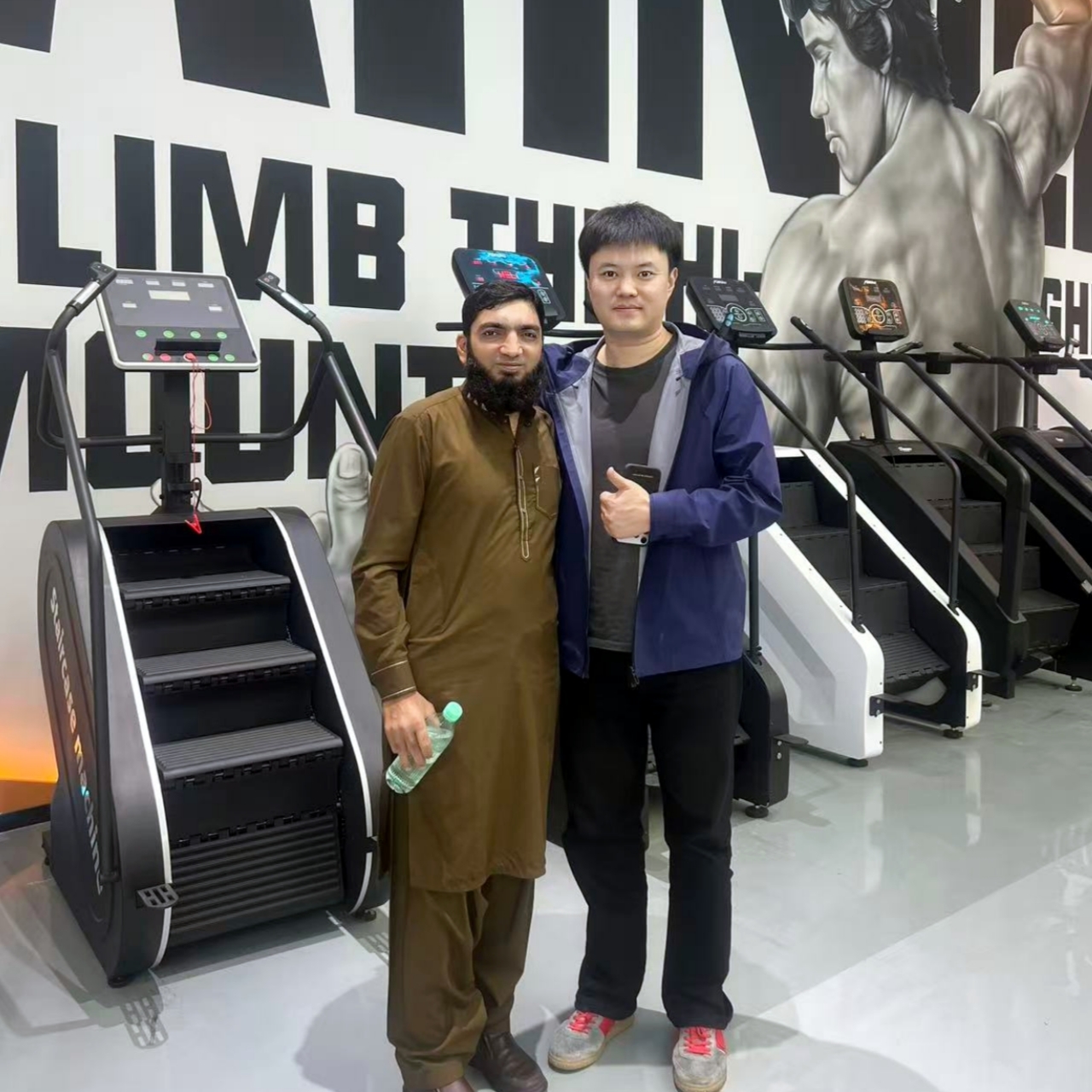 Công ty TNHH Công nghệ Thiết bị Thể hình yingruis Hoàn Thành Thành Công Đơn Đặt Hàng 30 Máy Chạy Bộ Cong cho Khách Hàng Pakistan